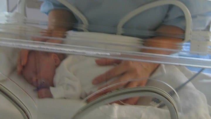 Baby-in-incubator-kangaroo-care