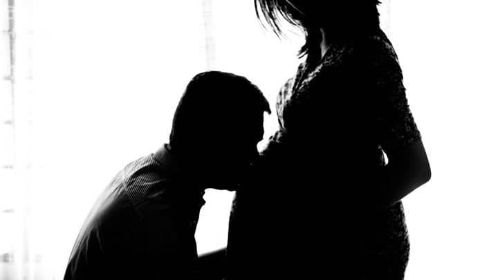 husband-kissing-pregnant-womans-belly