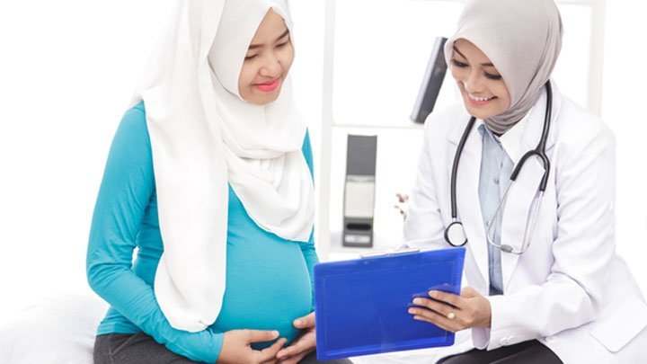 pregnant-woman-with-doctor