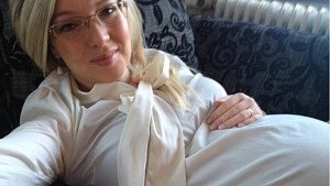 woman on bedrest being 25 weeks pregnant with twins